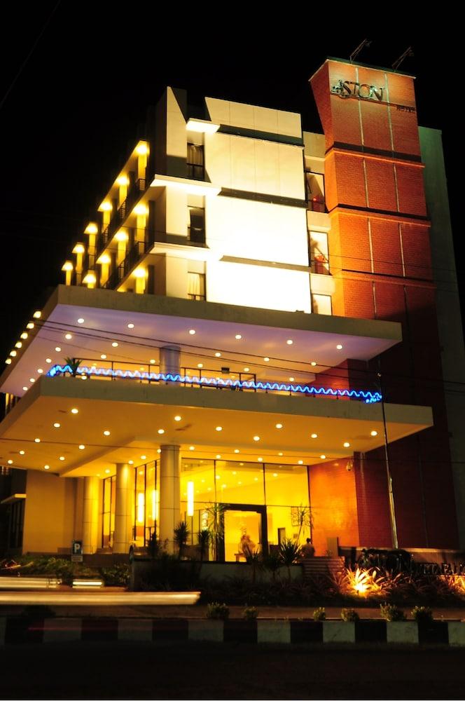Aston Ketapang City Hotel Екстериор снимка